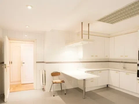 Piso en calle de Guzmán el Bueno, 102 - Foto 5