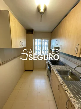 Piso en Calle de Eugenia de Montijo - Foto 6
