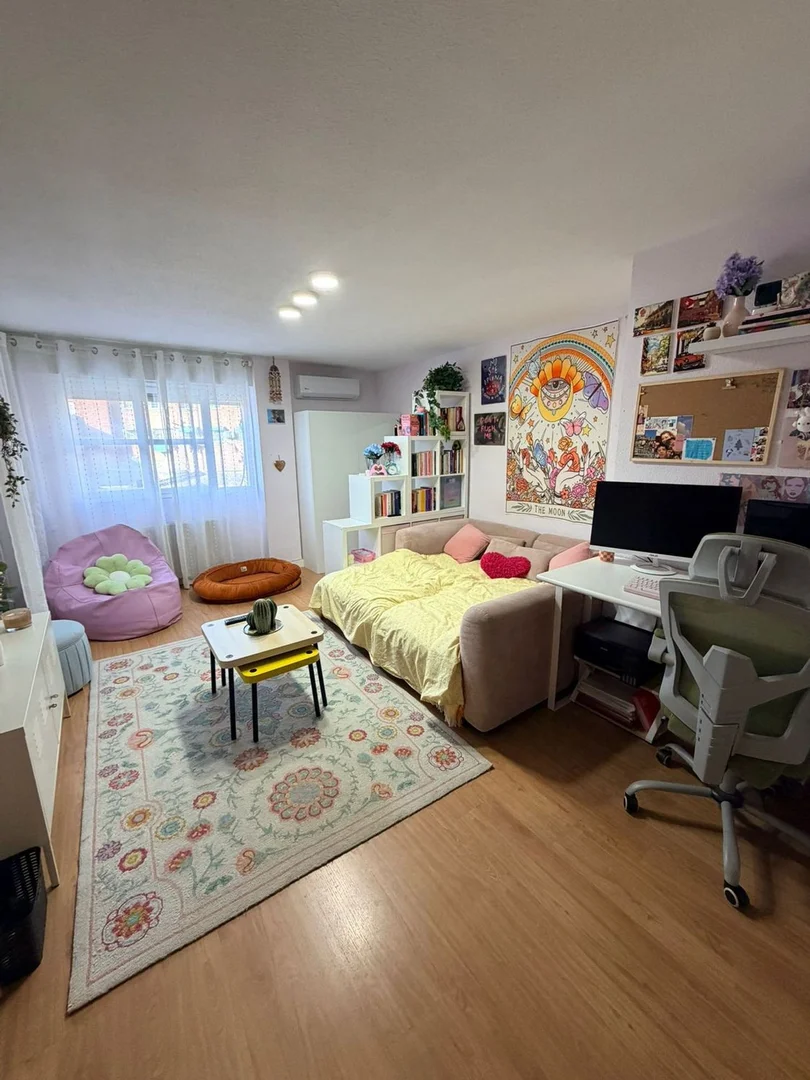 Piso en avenida de Pablo Neruda, 106