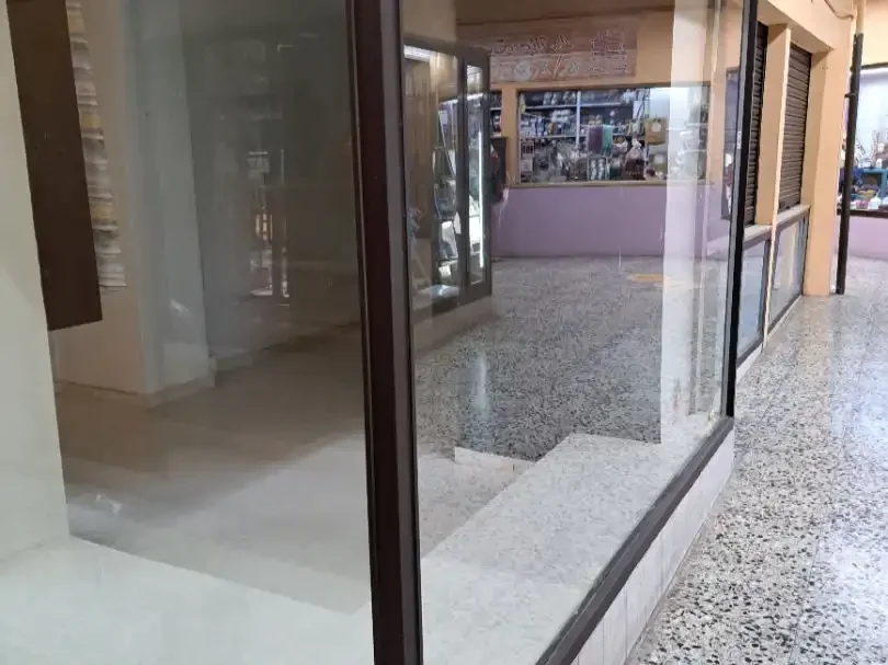 Local comercial en  Carrer dels Enamorats 93 - Foto 2