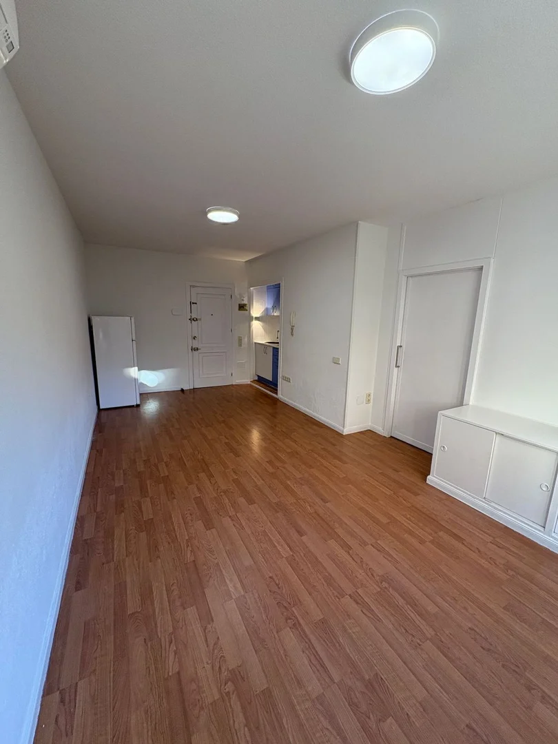 Piso en calle de la Infanta Mercedes, 105 - Foto 3