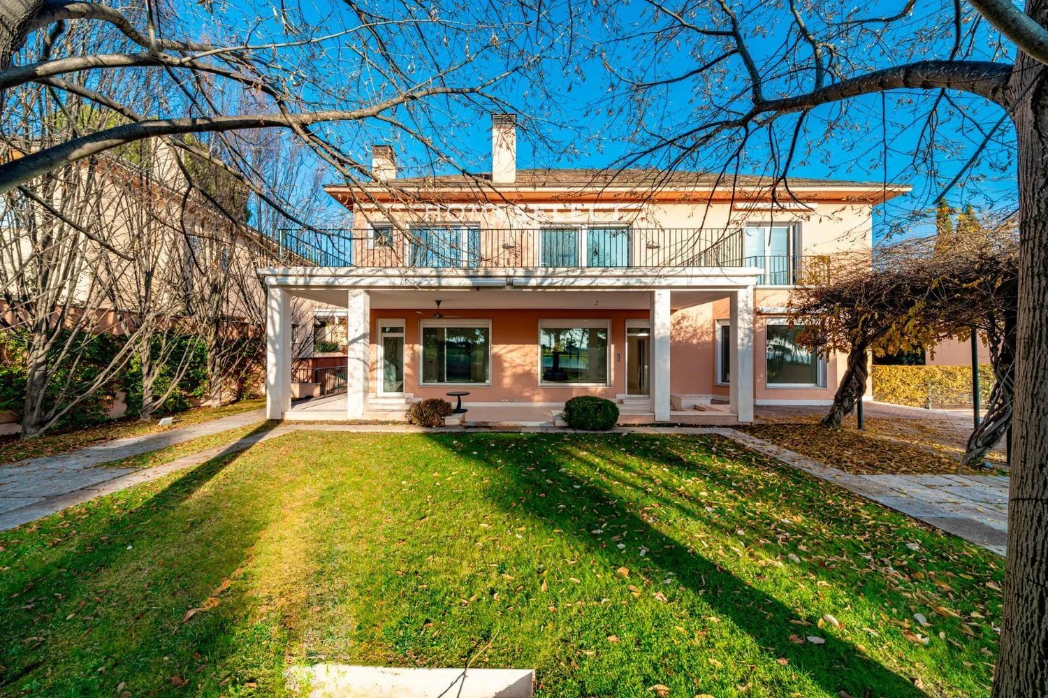 Casa independiente en avenida de Miraflores